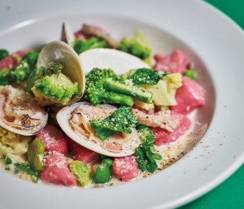 ビーツのニョッキ 蛤とパンチェッタのヴィーニャローラソース