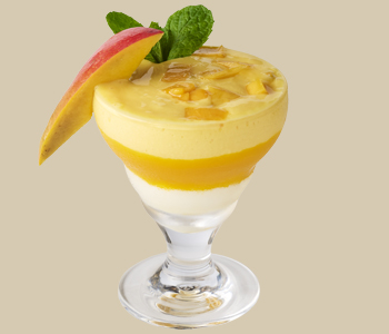 バニラアイスクリームのフレッシュマンゴー載せ