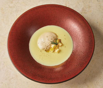 焼き芋のポタージュ ハーブ香る焦がしバターのエスプーマを合わせて