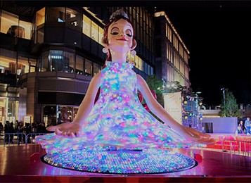 現代美術作家ヤノベケンジによる高さ約 4m の少女「Flora(フローラ)」