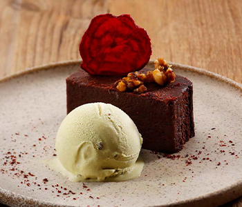 ビーツを使ったガトーショコラ ピスタチオアイス添え