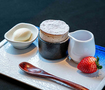 苺のスフレ、オリーブオイルのアイスクリーム、苺のソース