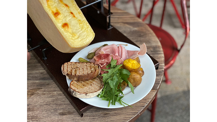 とろりチーズを絡めて...「ラクレット」をディナータイム販売(17時~)