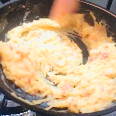 別の鍋で、③のスパゲティを約8分茹でる。⑤と⑥を合わせる。粉チーズを加え、塩で味を整える。