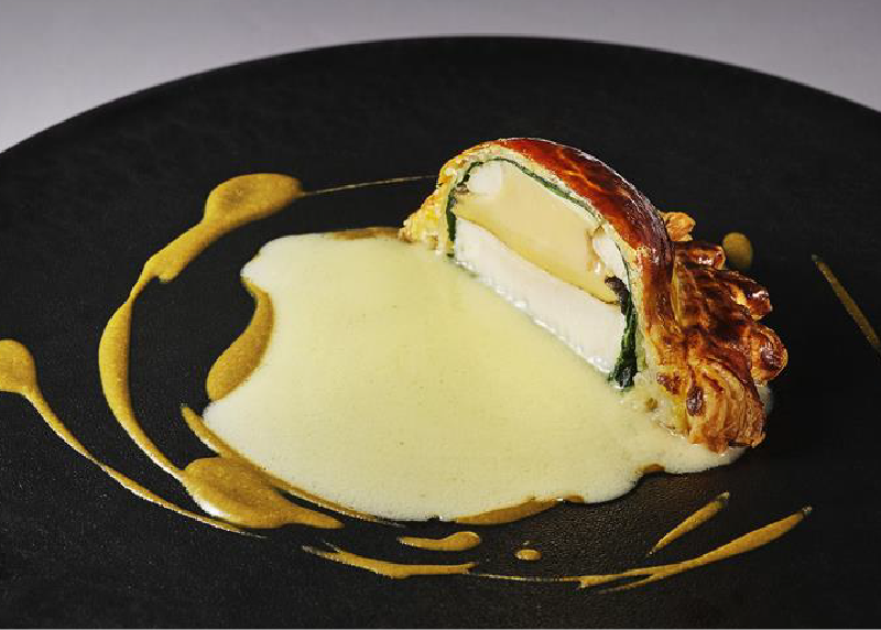 スペシャリテ「鮑と帆立貝のパイ包み焼き」の写真