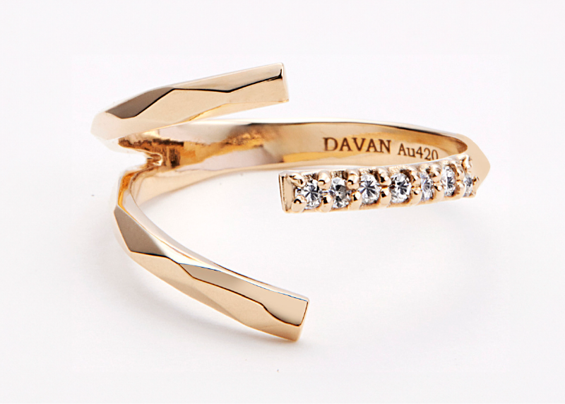 Tiny Tri Embrace Dia Ringの写真